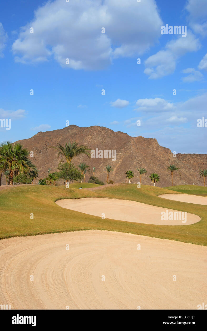 Les bunkers de sable et vert, Taba Heights Golf Resort, Taba Heights, péninsule du Sinaï, Égypte Banque D'Images