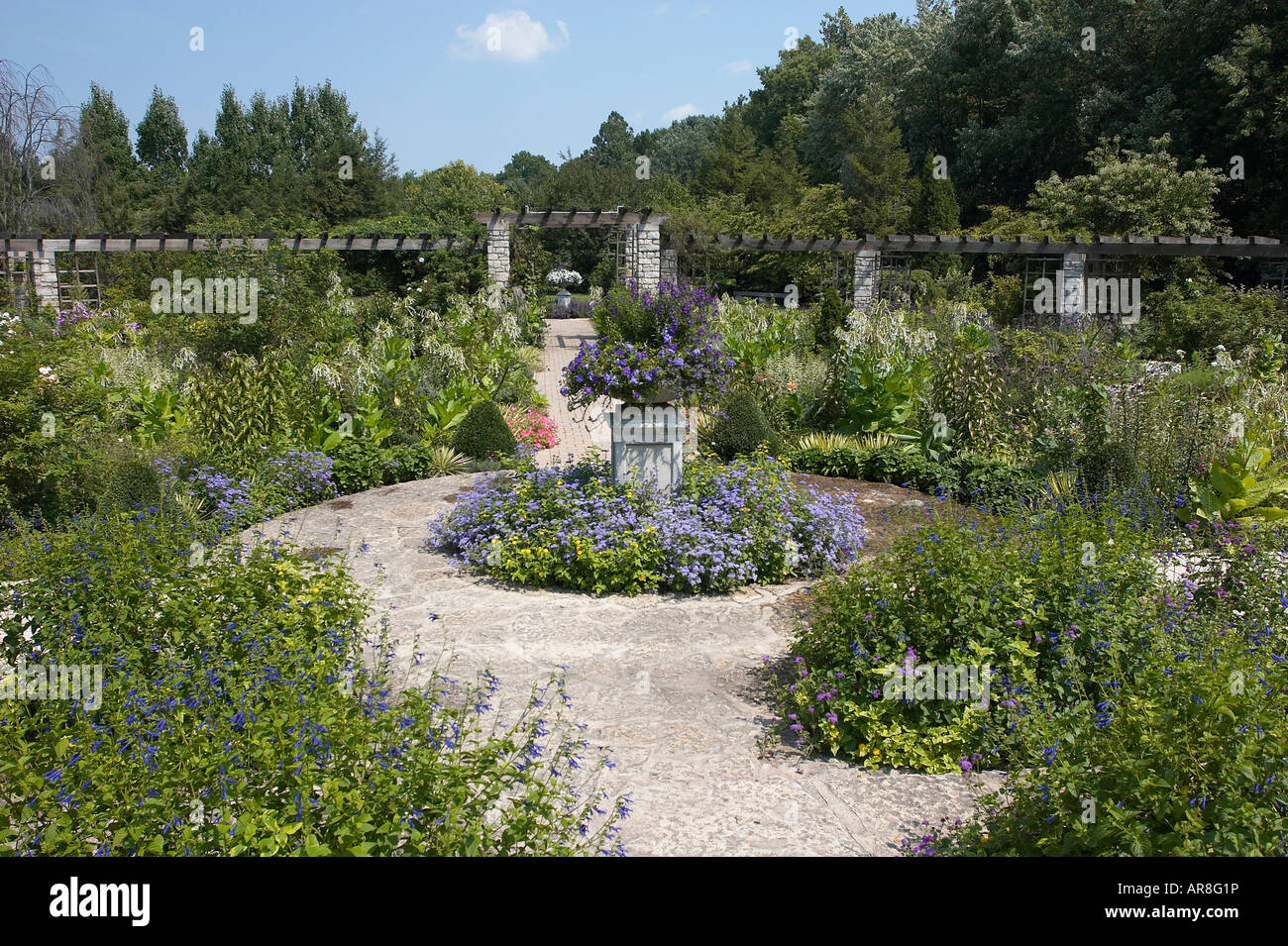 Fleurs et arbustes le long d'un chemin dans un jardin public Banque D'Images