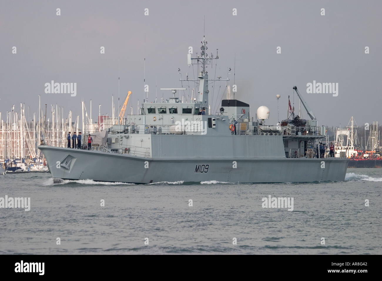Le HMS Bangor M109 un dragueur de mines de la classe Sandown construit par Vosper pour la Marine royale quitte le port de Portsmouth Banque D'Images
