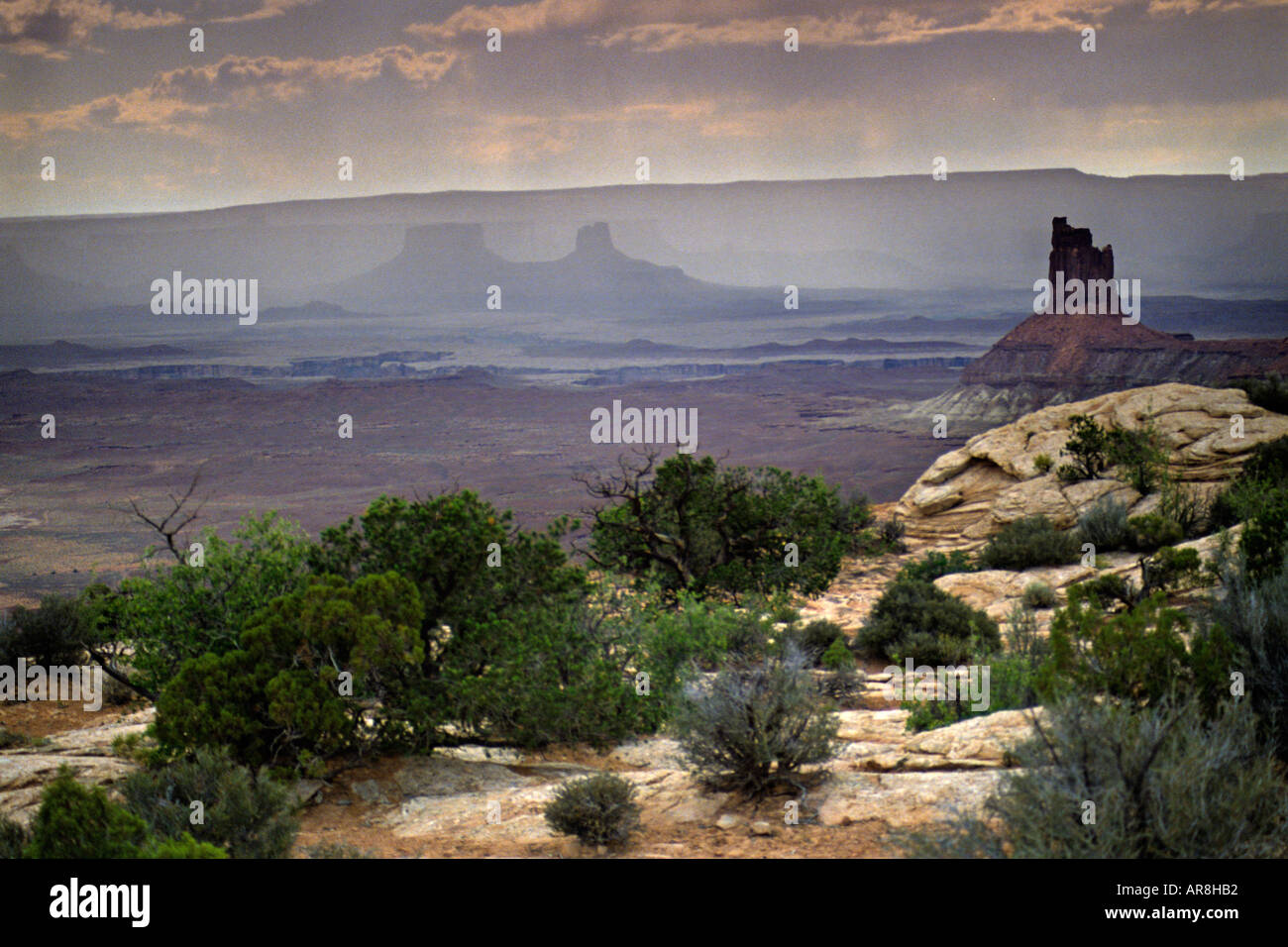 Mesa et pinnacle dans Badlands tempête imminente Utah USA Banque D'Images