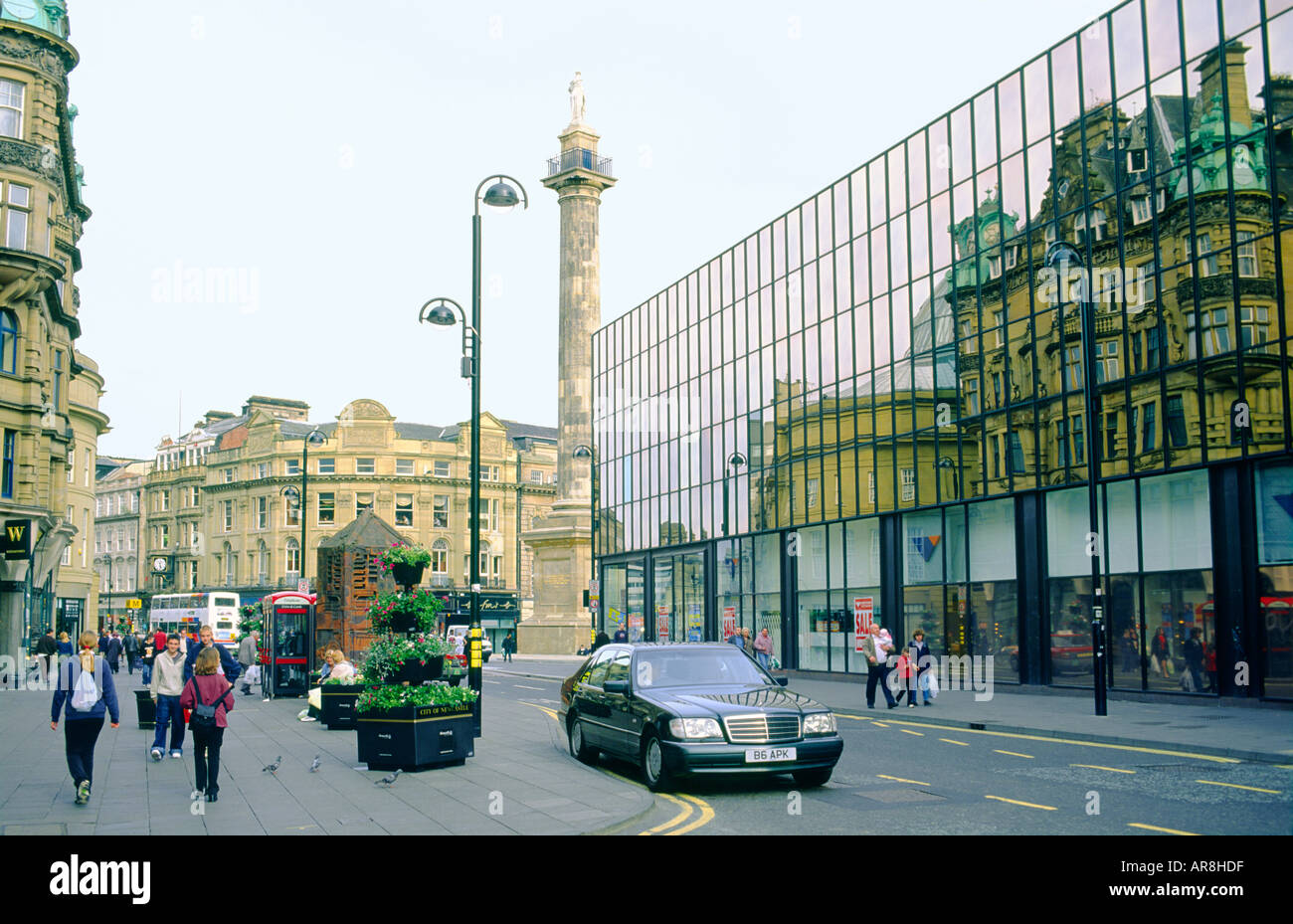 Le centre-ville de Newcastle Upon Tyne, Angleterre, Tyneside. Blackett St. montrant le centre commercial Eldon Square et Monument gris. Banque D'Images