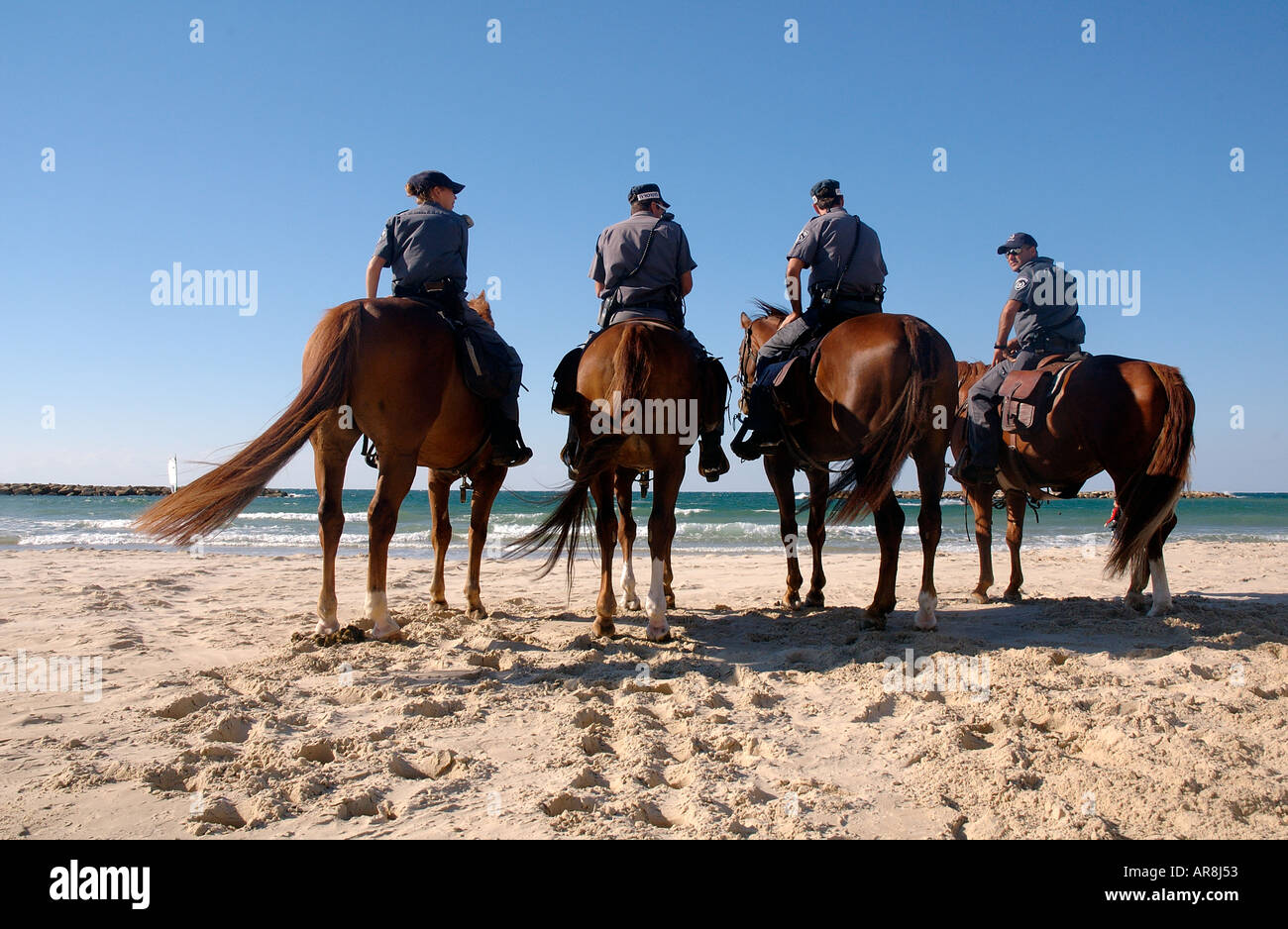 Des policiers israéliens à partir de l'unité de cavalerie montée sur des chevaux à la plage de Tel Aviv ISRAËL Banque D'Images