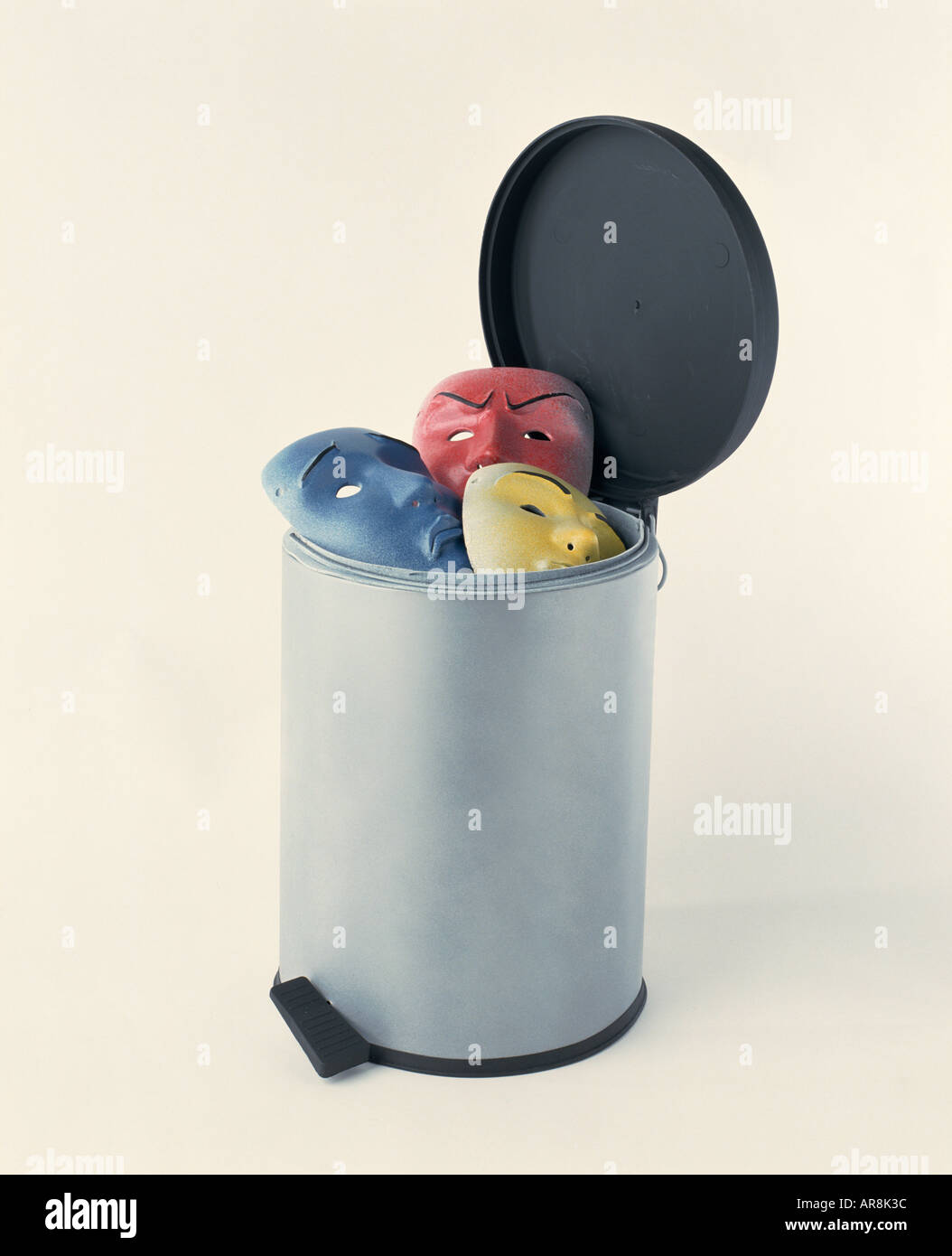 Trois masques de théâtre dans une poubelle, peint en rouge, jaune et bleu, les expressions de plaisir Banque D'Images