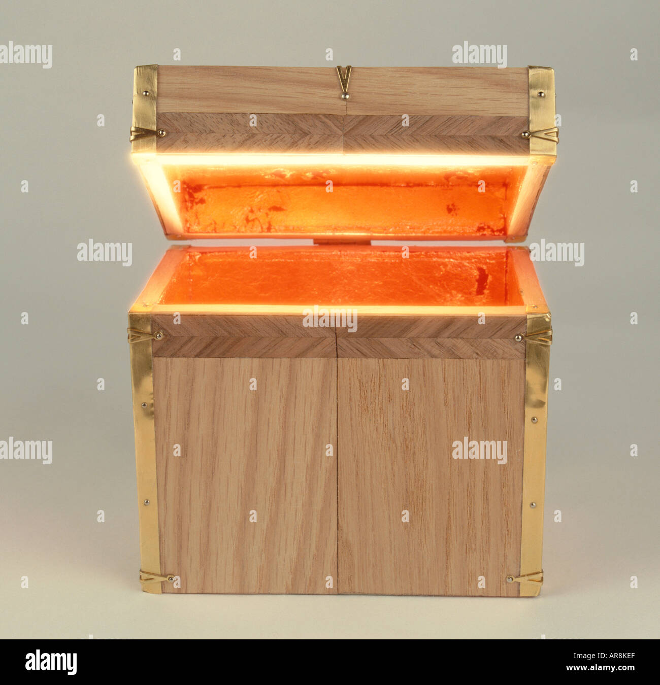 Boîte en bois avec couvercle à charnière, ouverte et rayonnante de lumière  d'or qui brille de l'intérieur, vue de face Photo Stock - Alamy