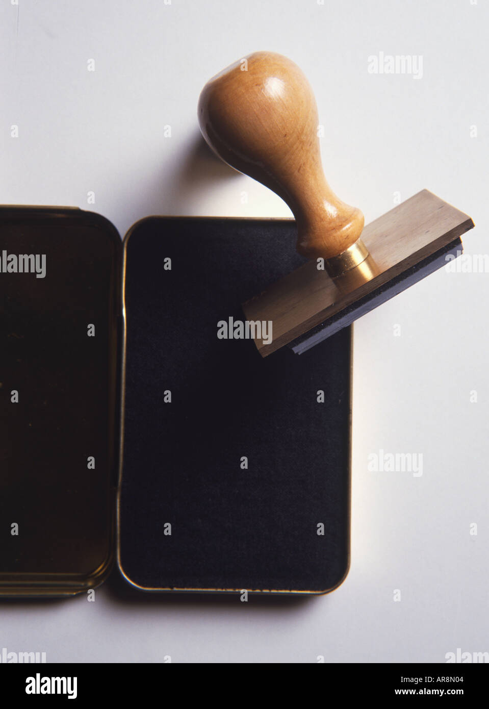 Timbre d'encre à manche en bois noir et tampon encreur, vue ci-dessus. Banque D'Images