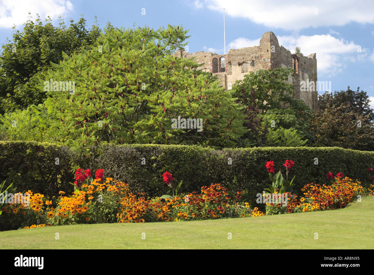 Donjon du Château de Guildford Surrey UK borders et jardin Banque D'Images