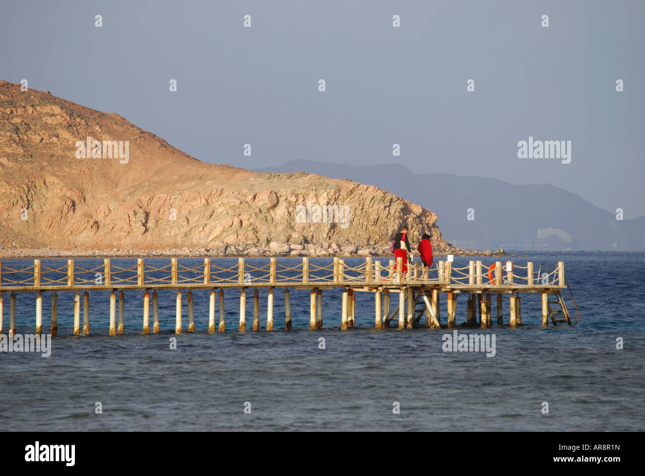 Couple walking on Jetty, Hôtel Hyatt Regency Taba Heights, Taba, péninsule du Sinaï, Égypte Banque D'Images