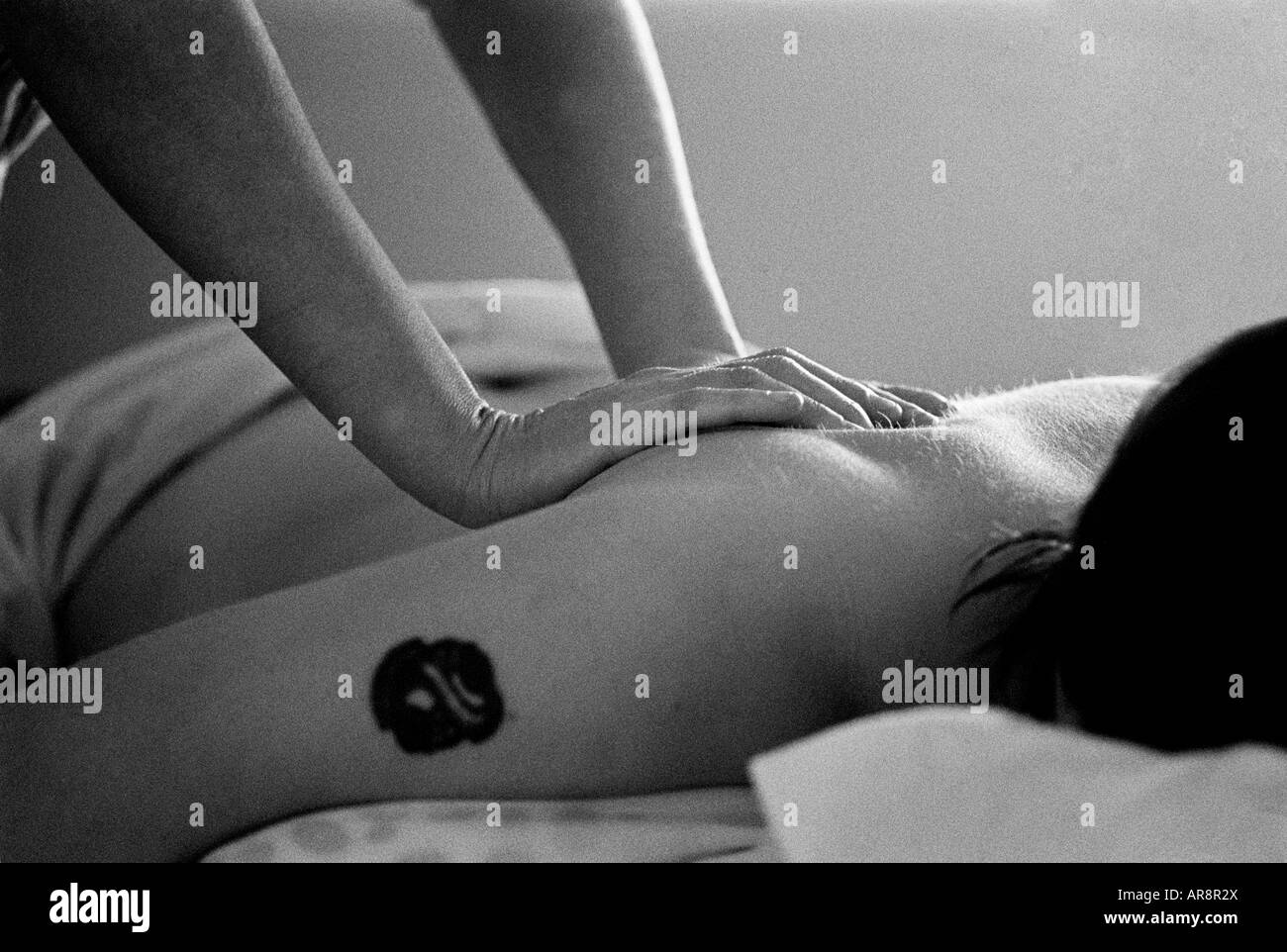 Woman lying on massage table recevant un massage de dos. Banque D'Images