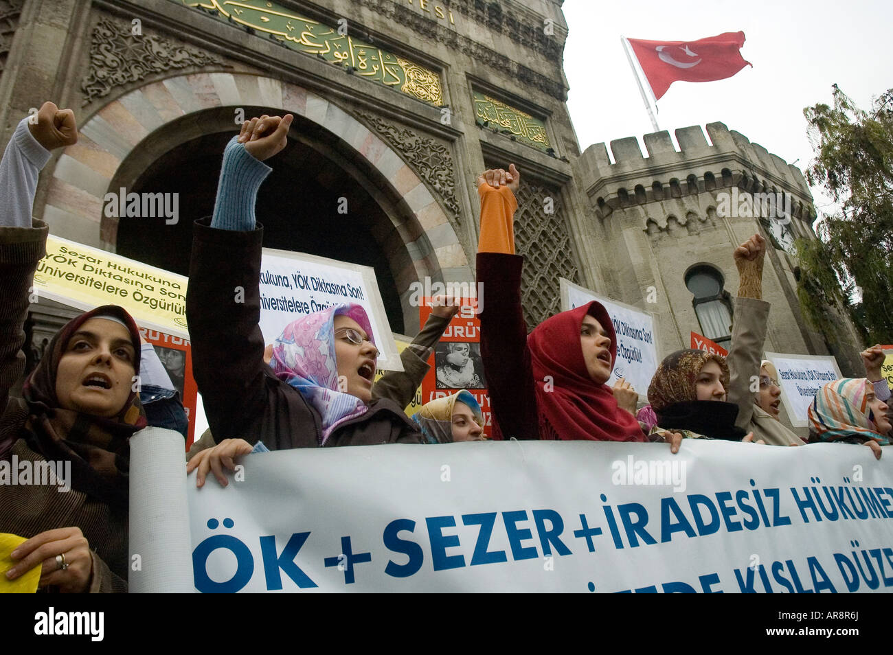 Headscarved headscarve les filles musulmanes protestent contre interdiction dans Univerties turc en face de l'Université d'Istanbul. Banque D'Images