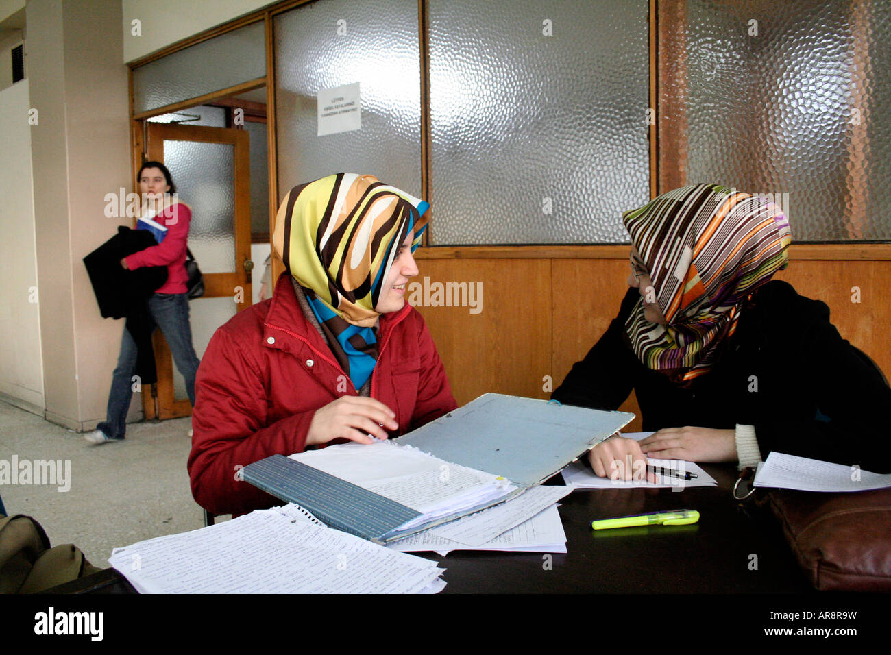 Headscarved des étudiants à l'université université Sabanci, Istanbul Turquie Banque D'Images