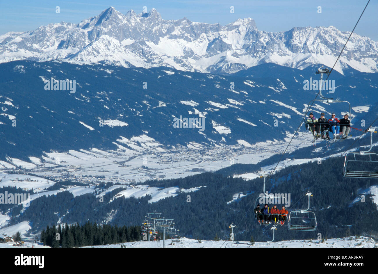 Vue panoramique de la station de ski autrichienne de Flachau avec le télésiège de quatre personnes à l'avant-plan Banque D'Images