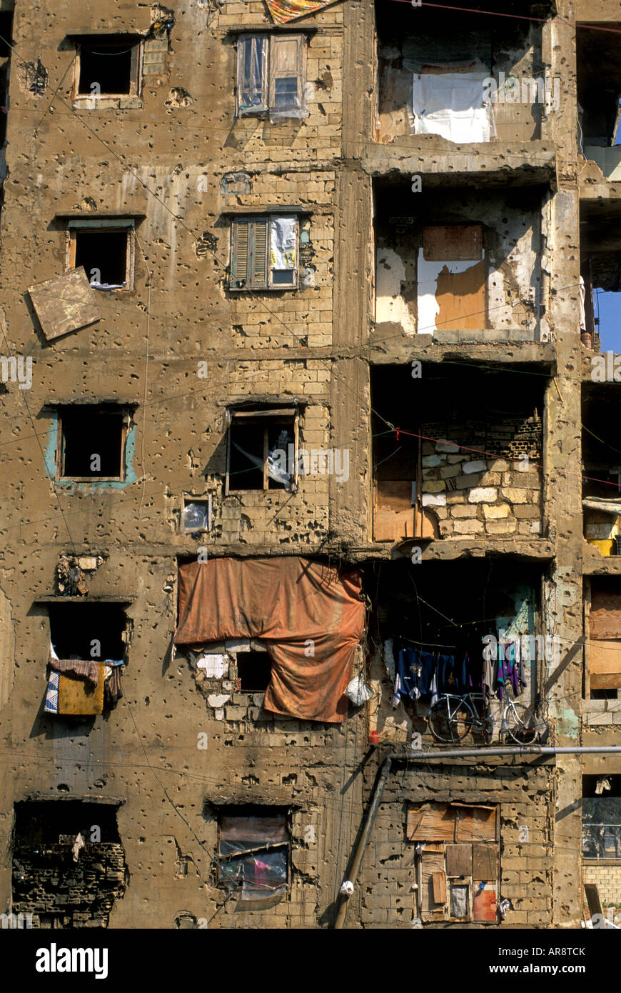 Bâtiment endommagé par la guerre civile et les familles pauvres vivant, Beyrouth Liban. Banque D'Images