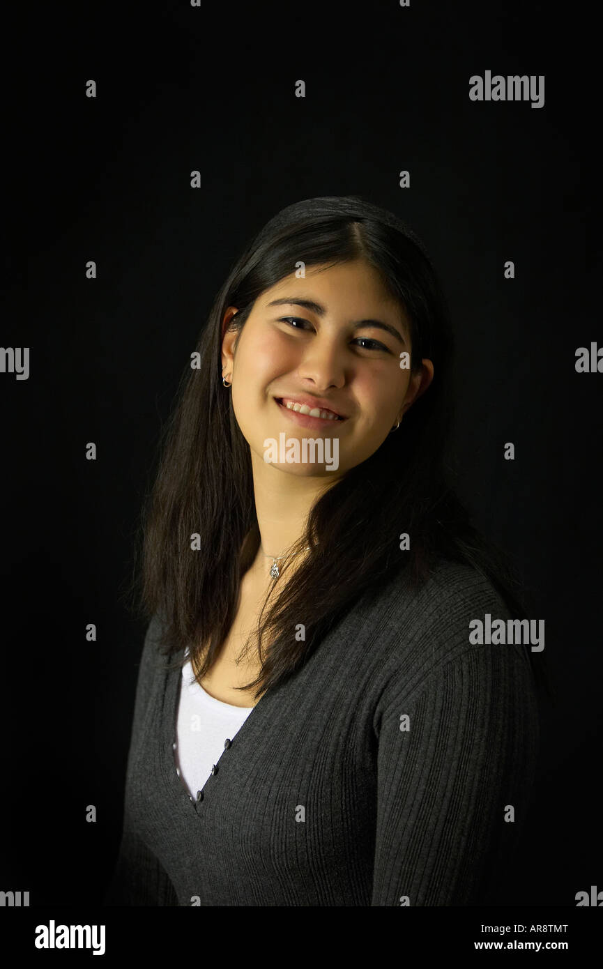 Une jeune femme asiatique (coréen-américain, 19 ans) avec tête inclinée smiling at camera Banque D'Images