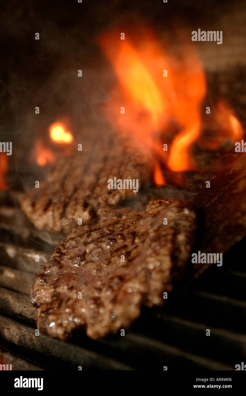 Burger de boeuf par cuisson Banque D'Images