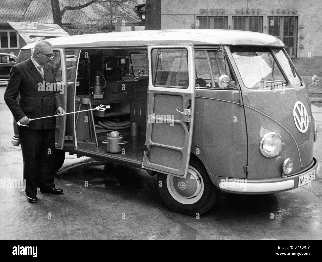 Transport / transport, voiture, variantes de véhicules, Volkswagen, VW Type 2, transporteur T1, véhicule de radioprotection, ingénieur Eugen Dausmann préparateur de présentation, historique, historique, Europe, XXe siècle, sécurité, personnes, Banque D'Images