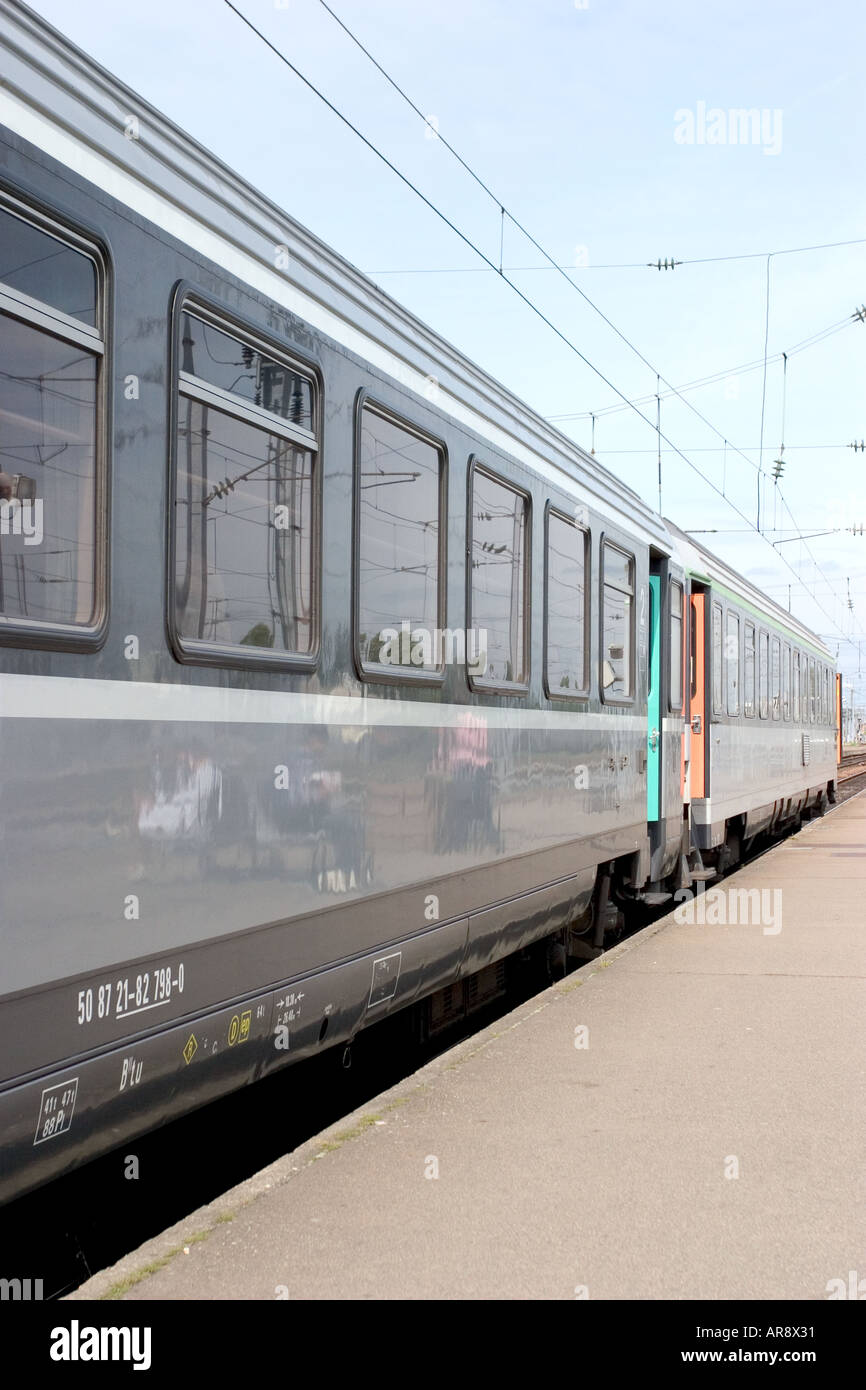 Corail ter train français sur bank Banque D'Images