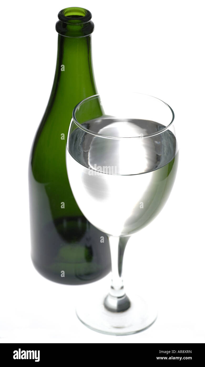 Verre d'eau avec bouteille verte Banque D'Images