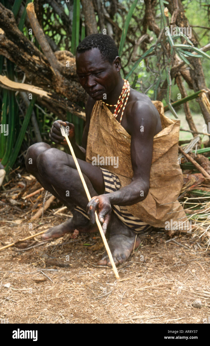 De chasseurs-cueilleurs Hadzabe flèche en Tanzanie Lake Eyasi Banque D'Images