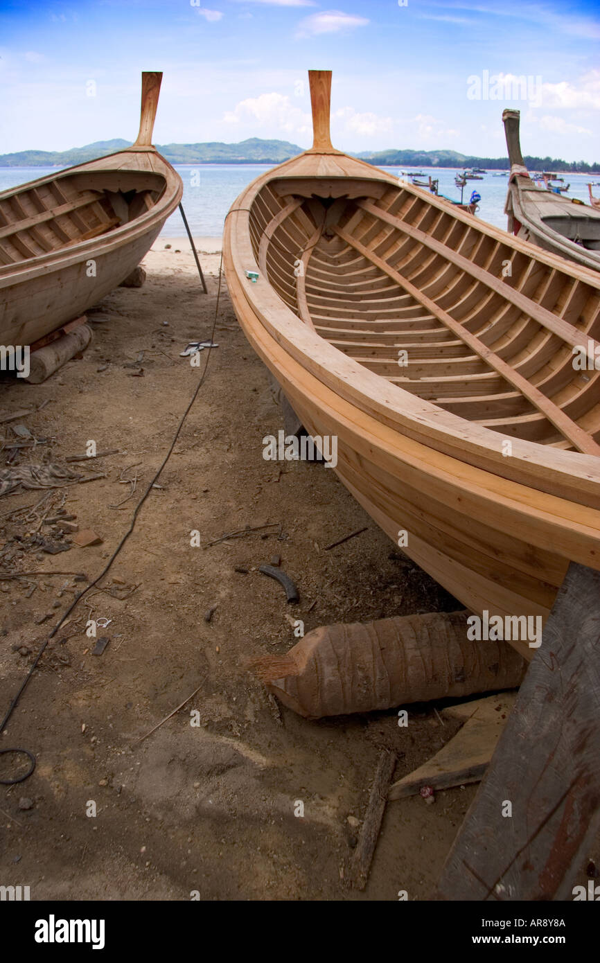 De nouveaux bateaux de pêche en bois en construction à Bang Tao Beach sur l'île de Phuket, Thaïlande, Asie Banque D'Images