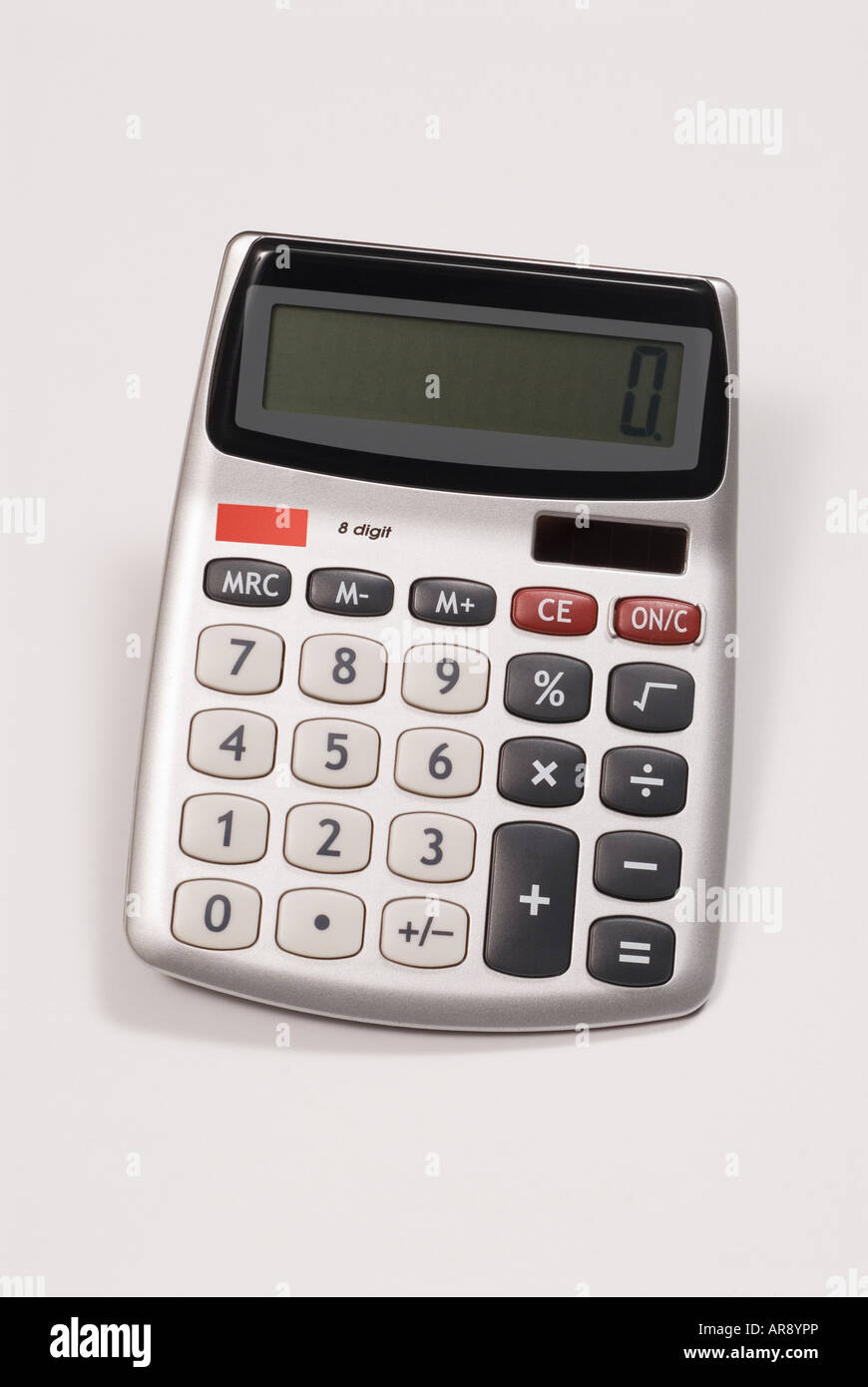 Une calculatrice de bureau sur un fond blanc Banque D'Images