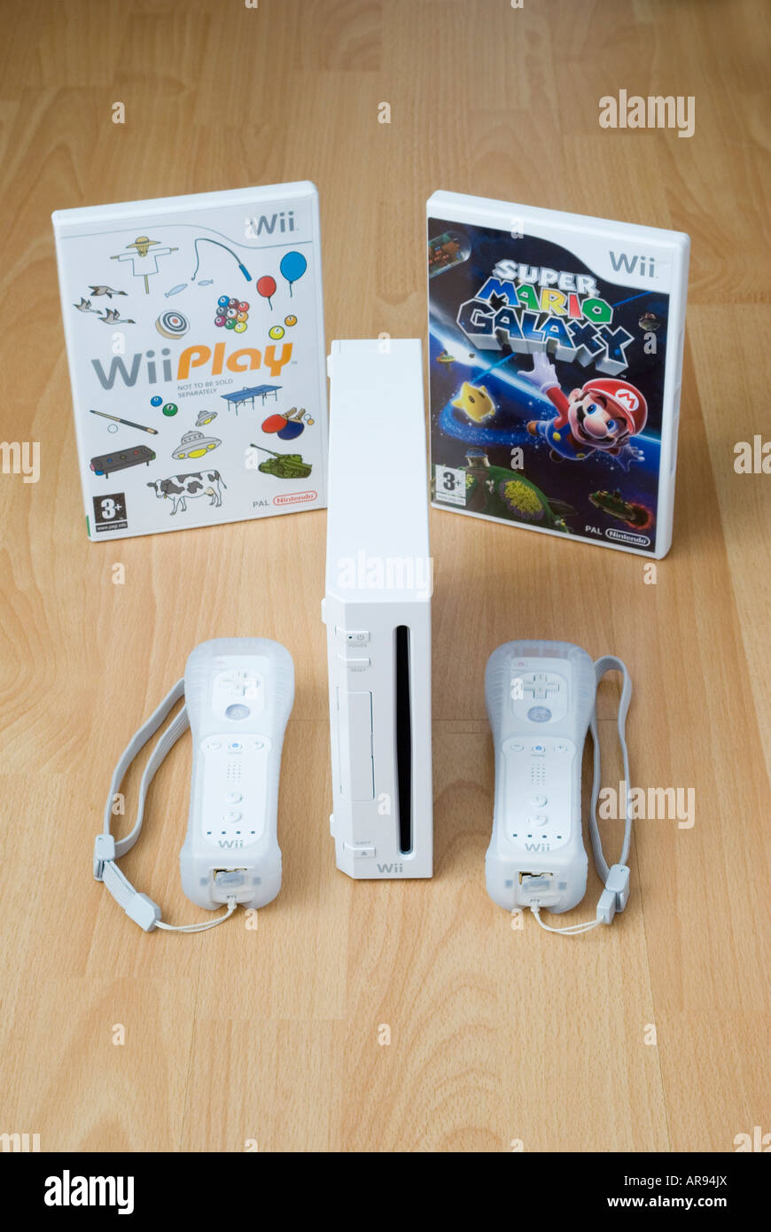 Nintendo Wii Manette sans fil, combinés et avec la Console et Jeux WiiPlay  Mariogalaxy Photo Stock - Alamy