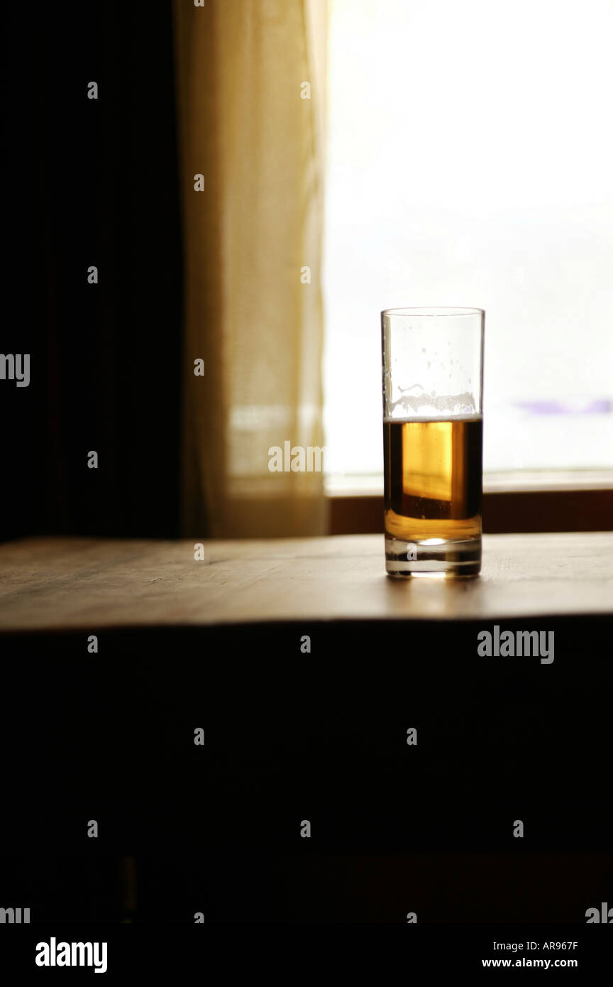 Verre de bière à moitié vide à moitié plein Banque D'Images