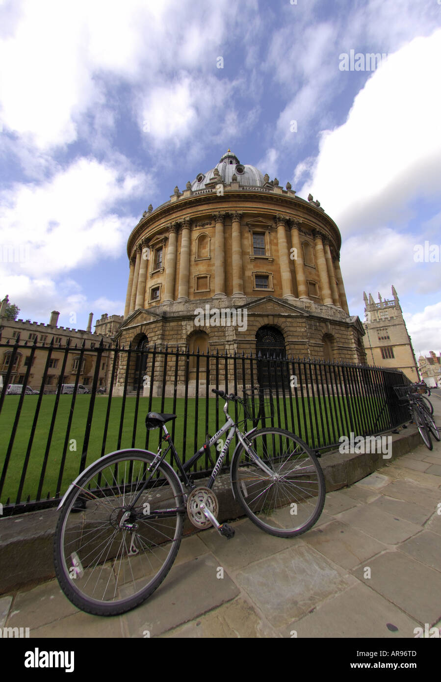 Moto garée en face d'Oxford Radcliffe Camera Banque D'Images