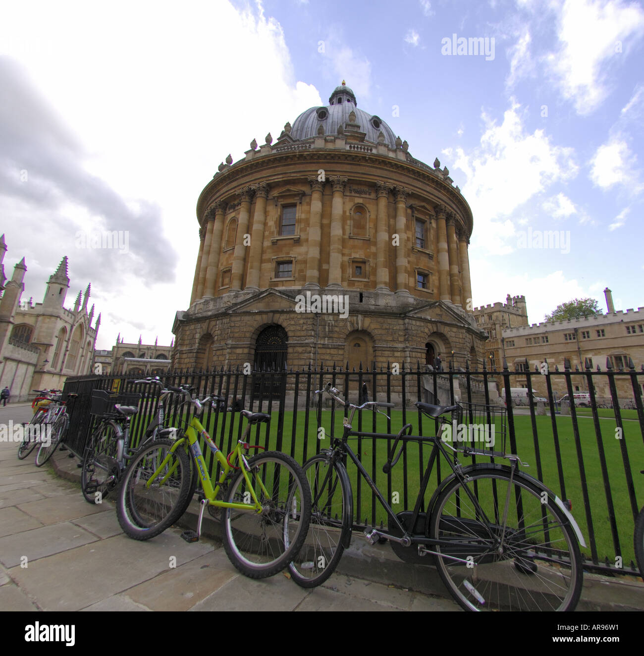Voitures garées en face d'Oxford Radcliffe Camera Banque D'Images