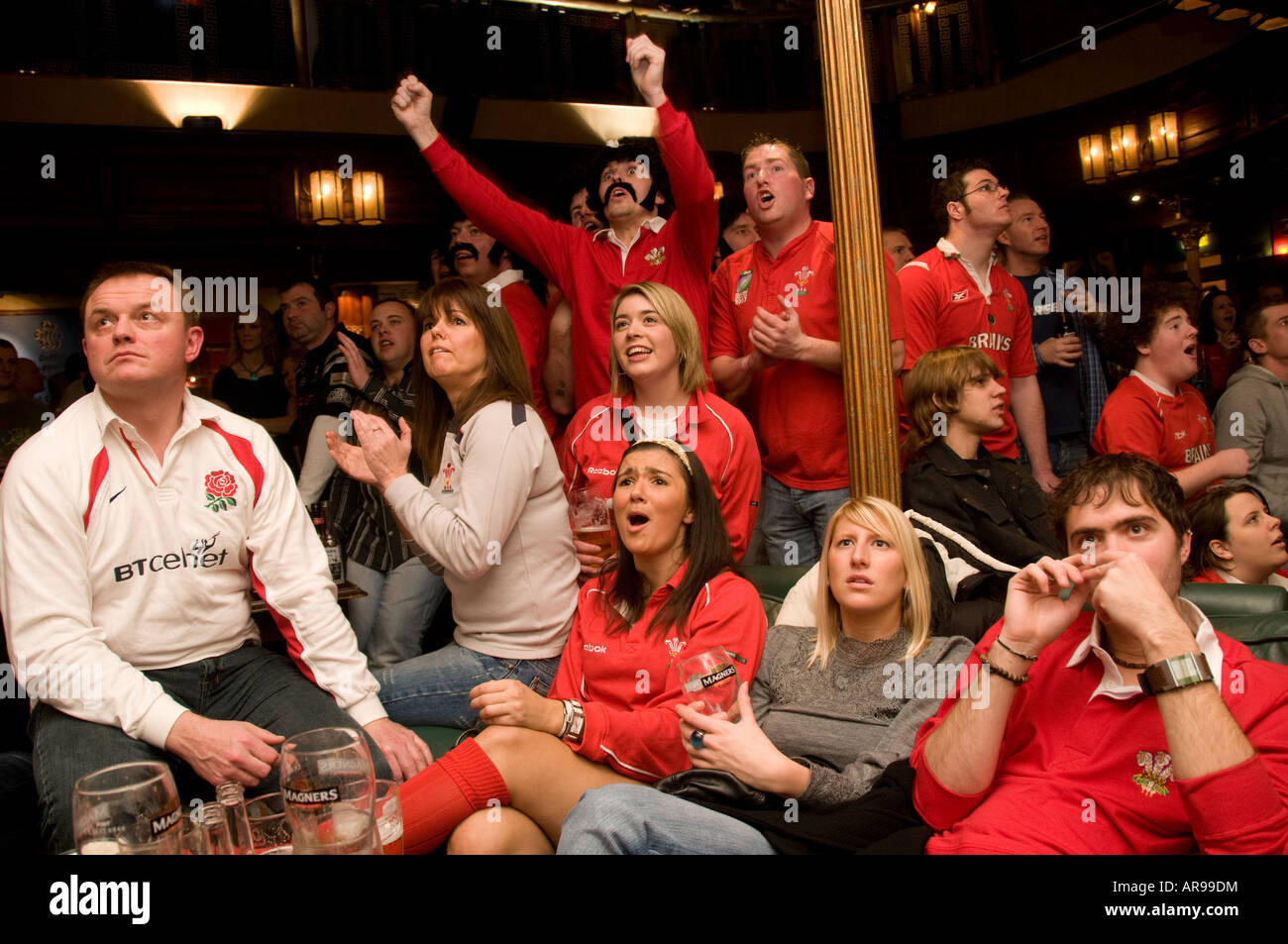 Les partisans de l'équipe de rugby gallois célébrant la victoire 26-19 de leur côté sur l'Angleterre dans le tournoi des 6 Nations 2008 Banque D'Images