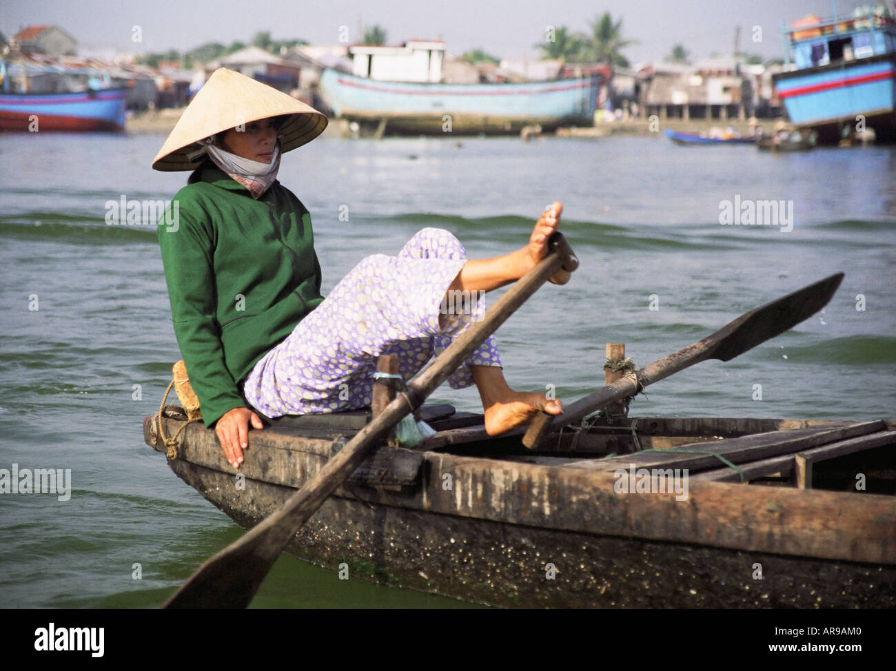 Nha Trang, Bateau pagayé par femme au moyen de pieds Banque D'Images
