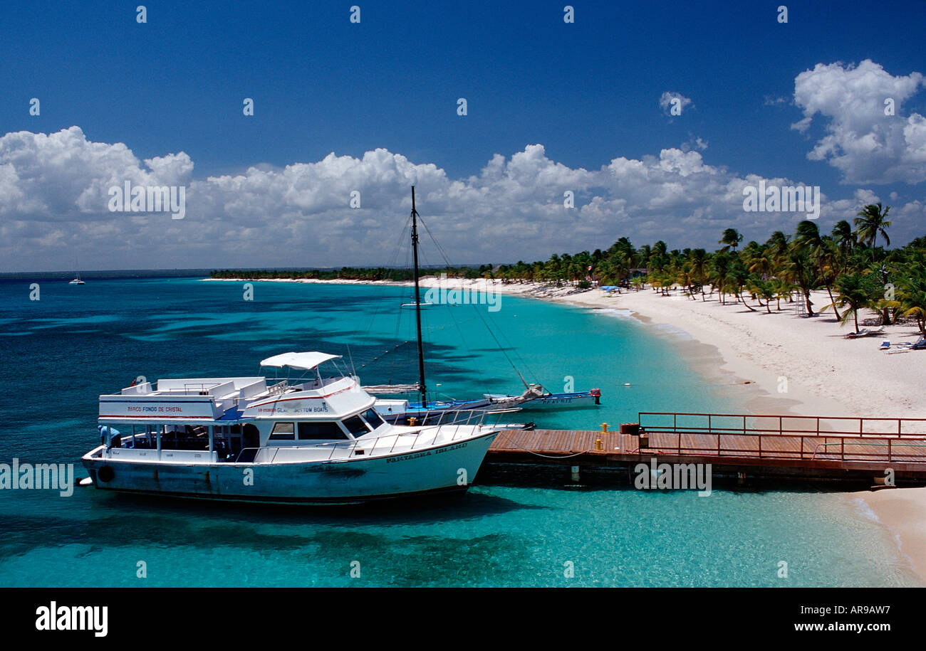 Bateau de tourisme et de la plage de sable de l'île Catalina Caraïbes République dominicaine Banque D'Images