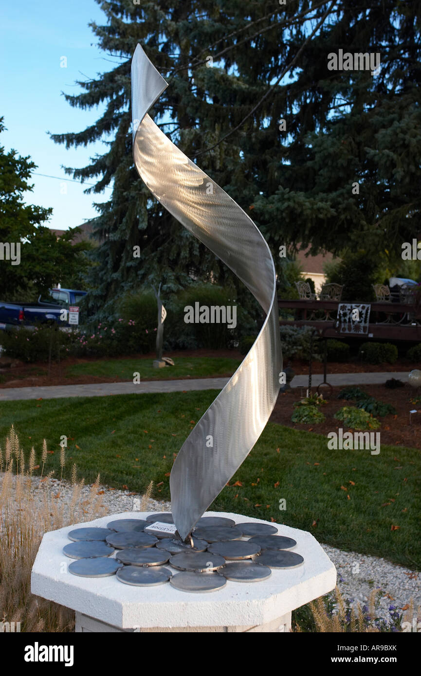 Une sculpture en acier géométrique en extérieur dans un jardin Photo Stock  - Alamy