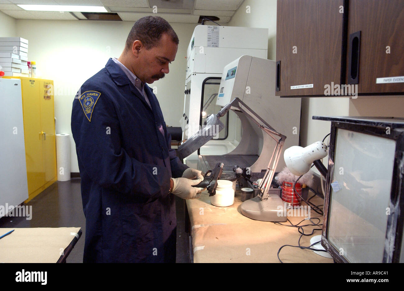 Médecine légale de la police à l'aide de l'examinateur pour attraper des criminels de la technologie d'empreintes digitales Banque D'Images