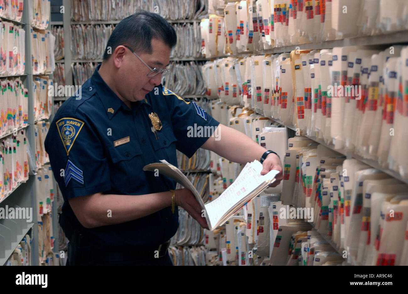 Le sergent de police à la recherche des fichiers au cas records Banque D'Images