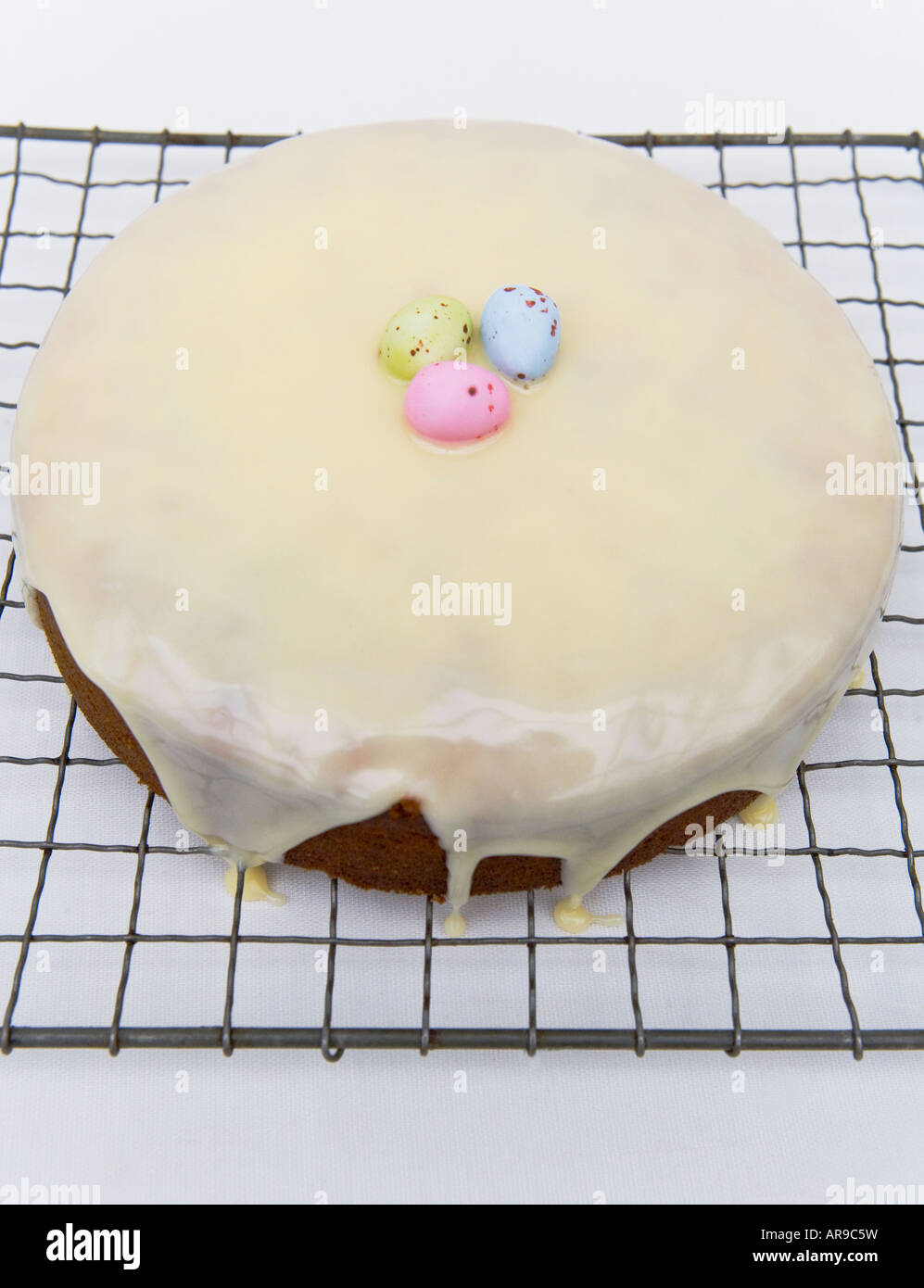 L'éponge fait maison et gâteau de Pâques glacé Banque D'Images