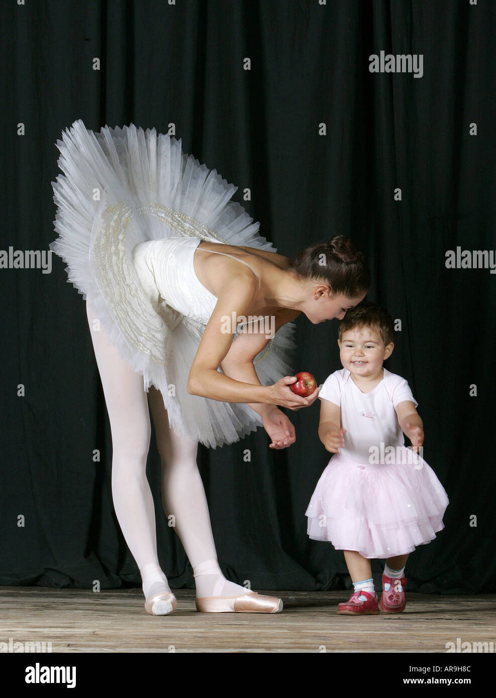 Première leçon de ballet danseur danseuse actrice bébé fille stade  nourrisson enfants étudient le rendement du personnel enseignant national  ballet Photo Stock - Alamy
