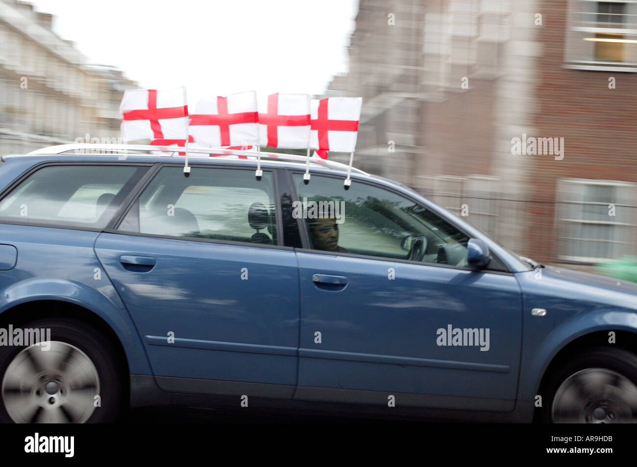 Voiture avec des drapeaux de l'angleterre Banque D'Images