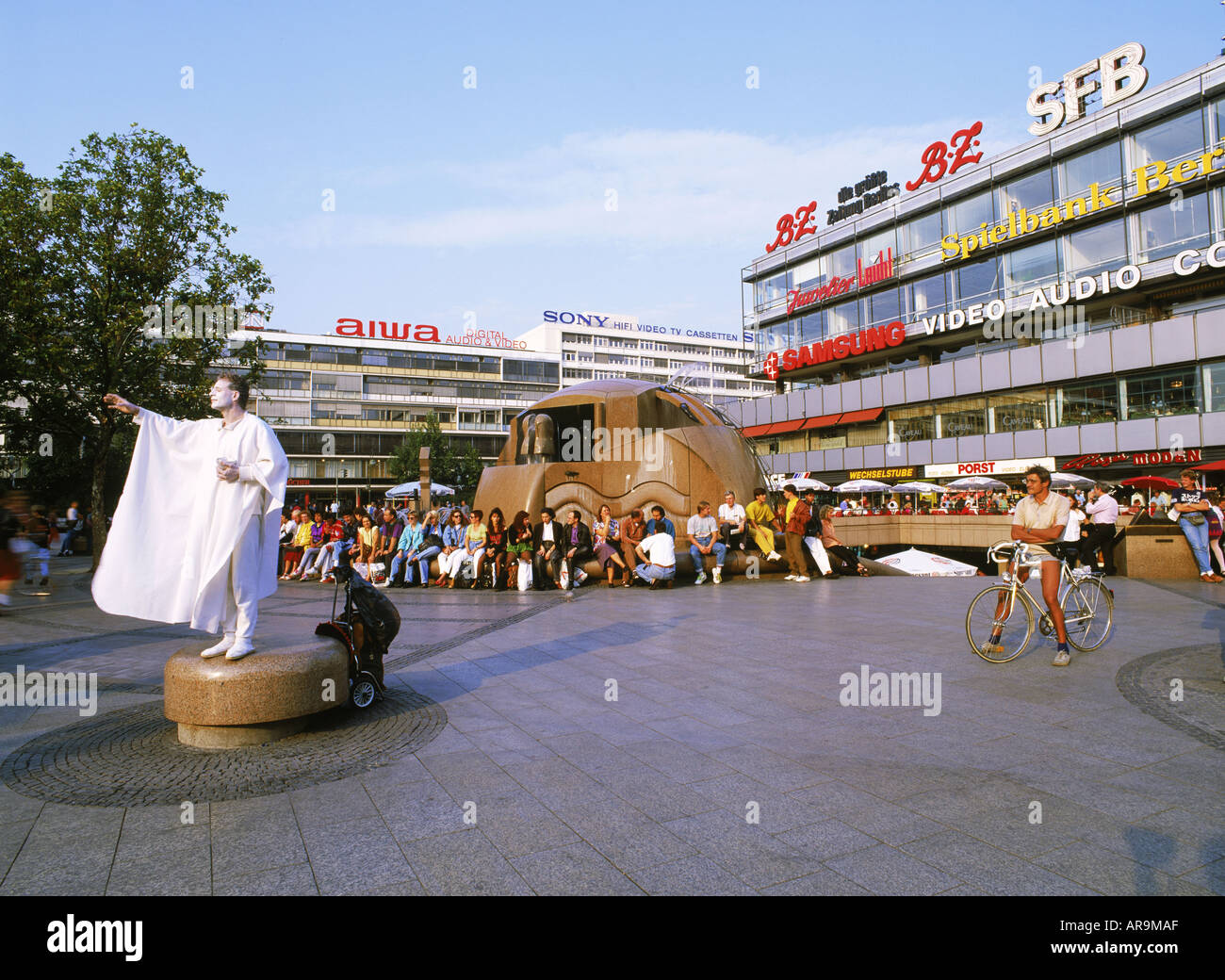 Mime et personnes à Breitscheidplatz près de Fontaine Globe à Berlin Banque D'Images