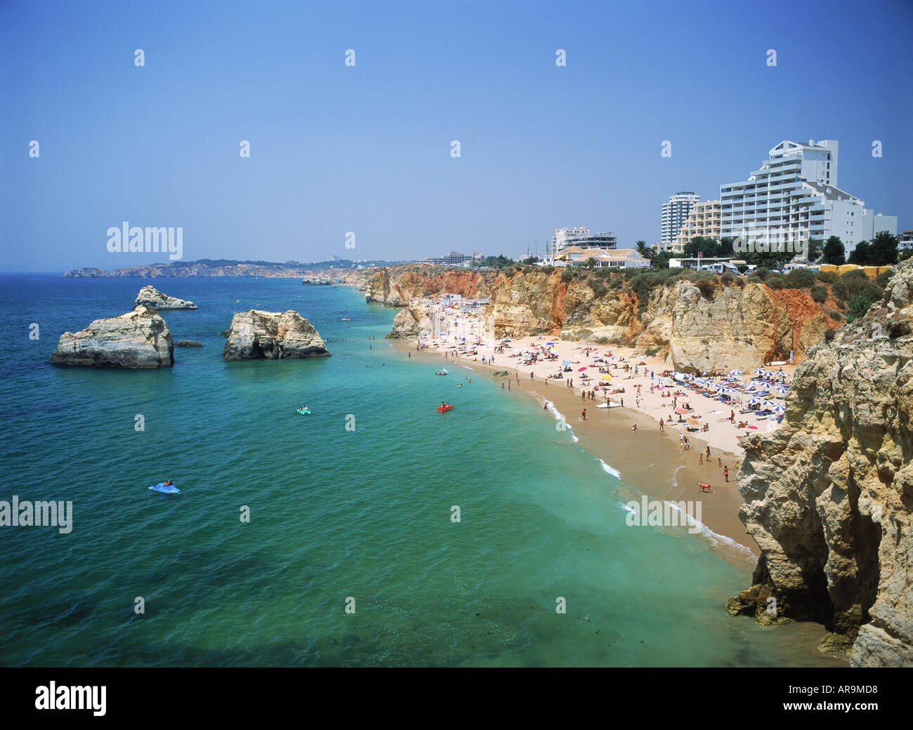 Hôtels et les baigneurs sur les plages de la Méditerranée le long de la plage Praia da Rocha au Portugal Banque D'Images