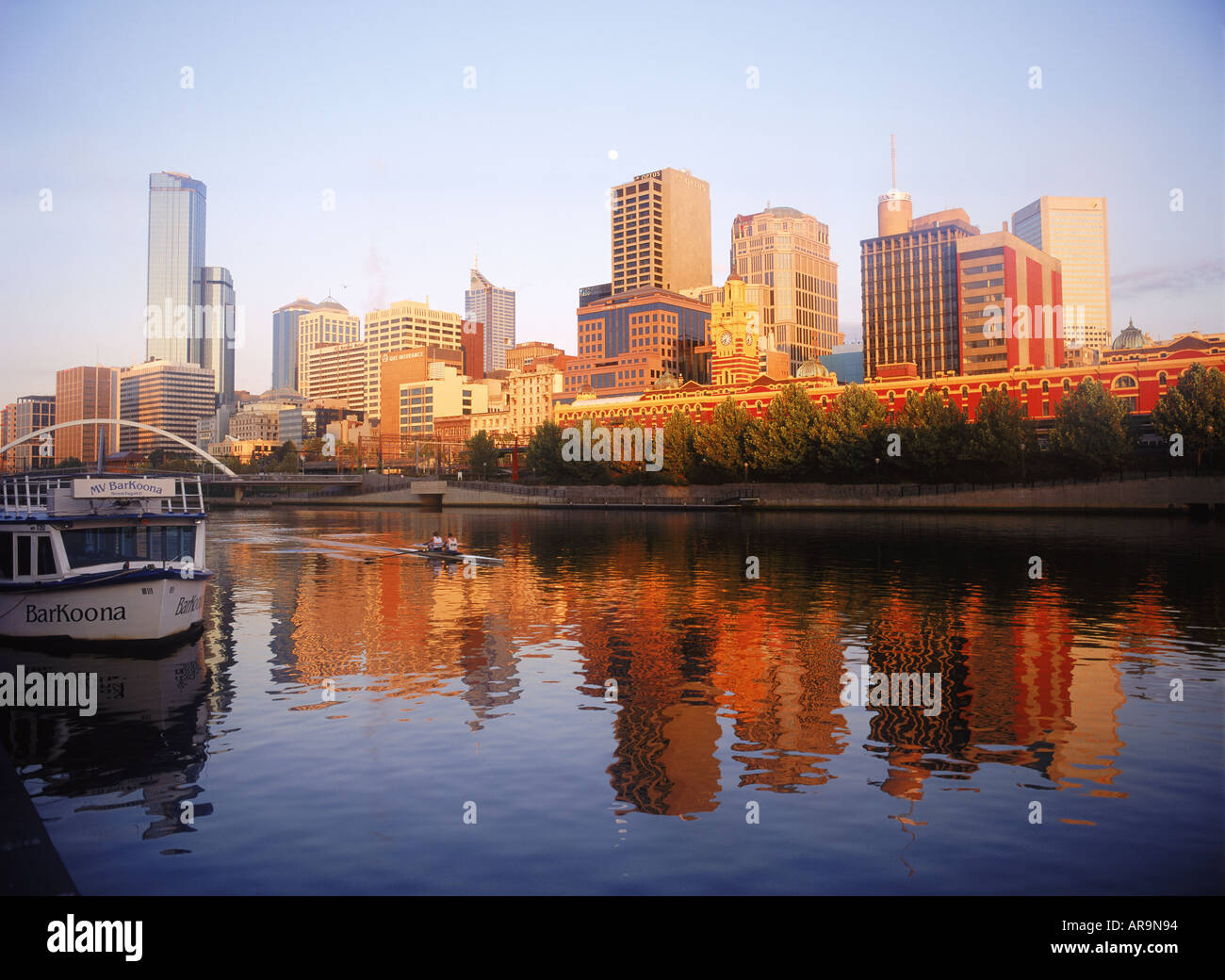 Le centre-ville de Melbourne qui se reflète sur la rivière Yarra au lever du soleil, Victoria, Australie Banque D'Images