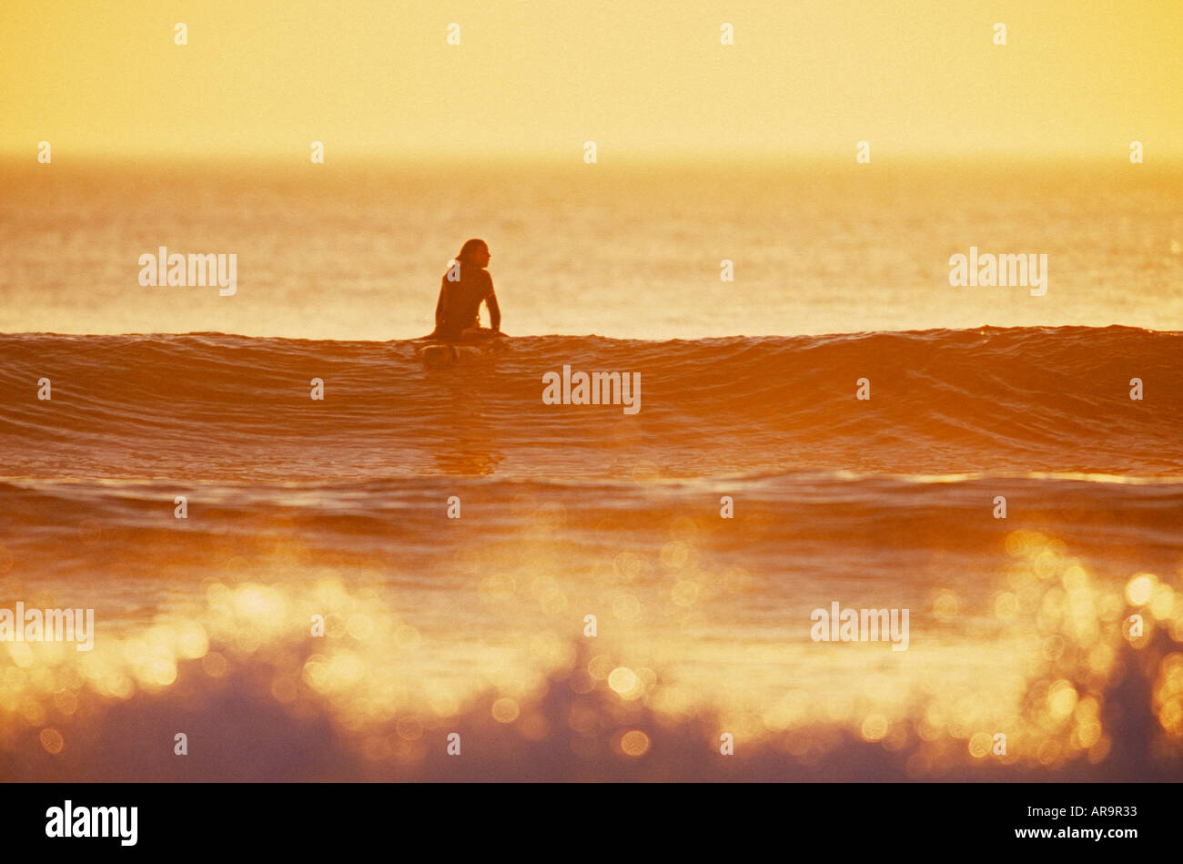 Surfer en attendant la prochaine vague à Jersey Channel Islands Banque D'Images