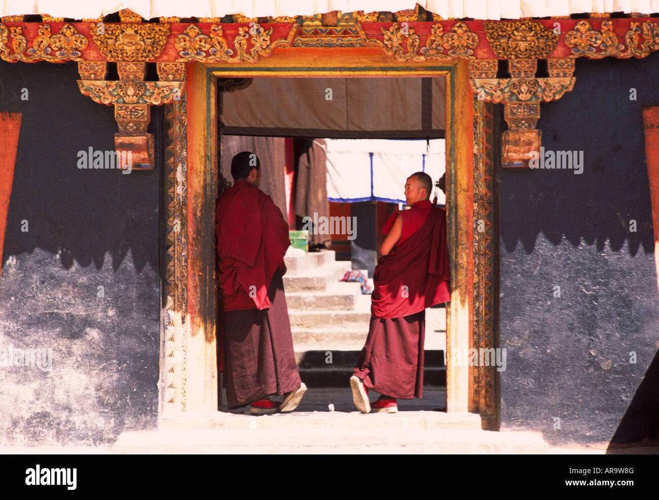 Les moines bouddhistes dans le monastère de Tashilhunpo, porte Banque D'Images