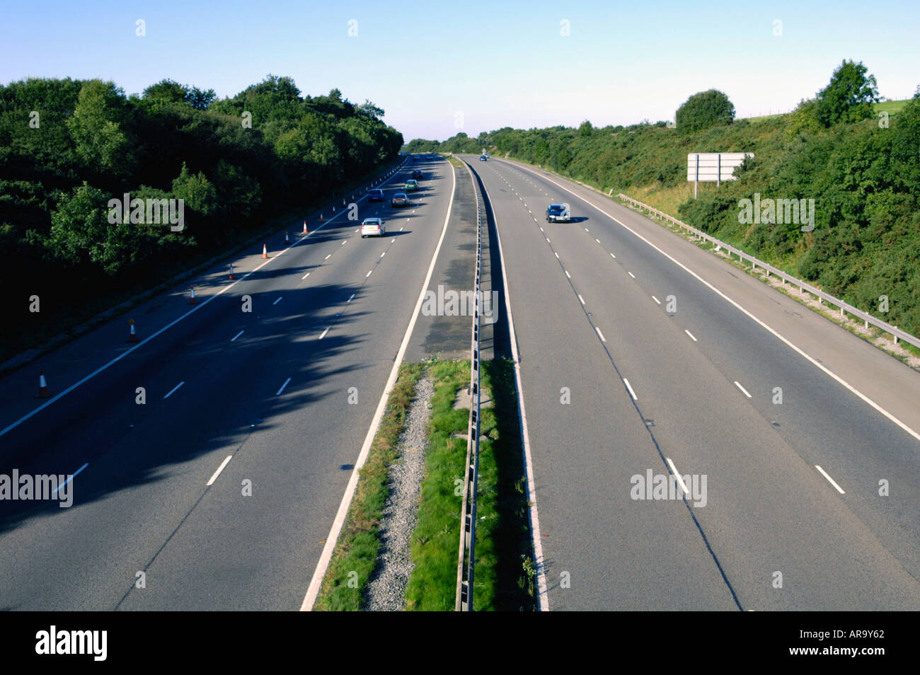 Petite quantité de trafic dans le début de la lumière du matin sur le M4 dans le sud du Pays de Galles UK Banque D'Images