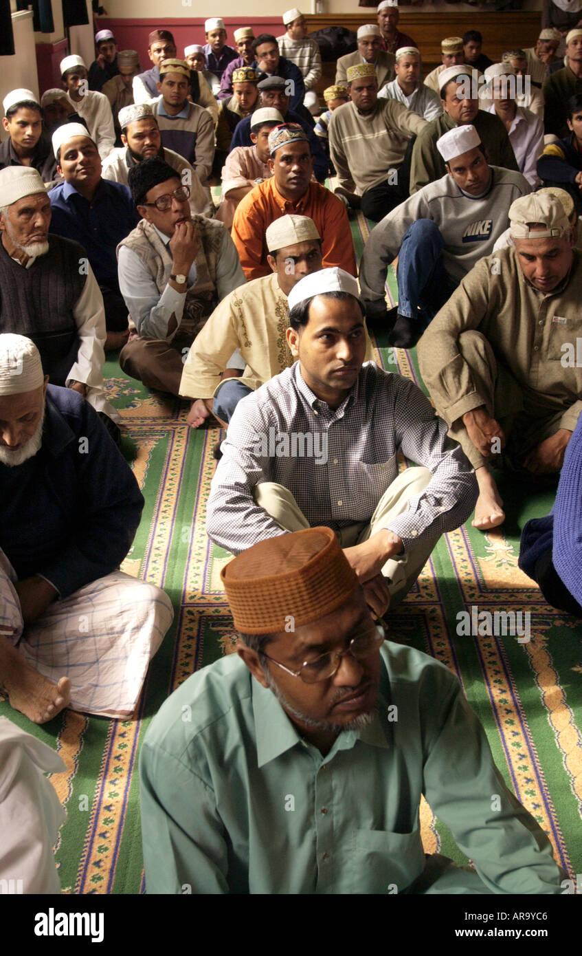 Les hommes musulmans dans la mosquée Jame bangladaise Shah Poran à Newport South Wales UK Banque D'Images