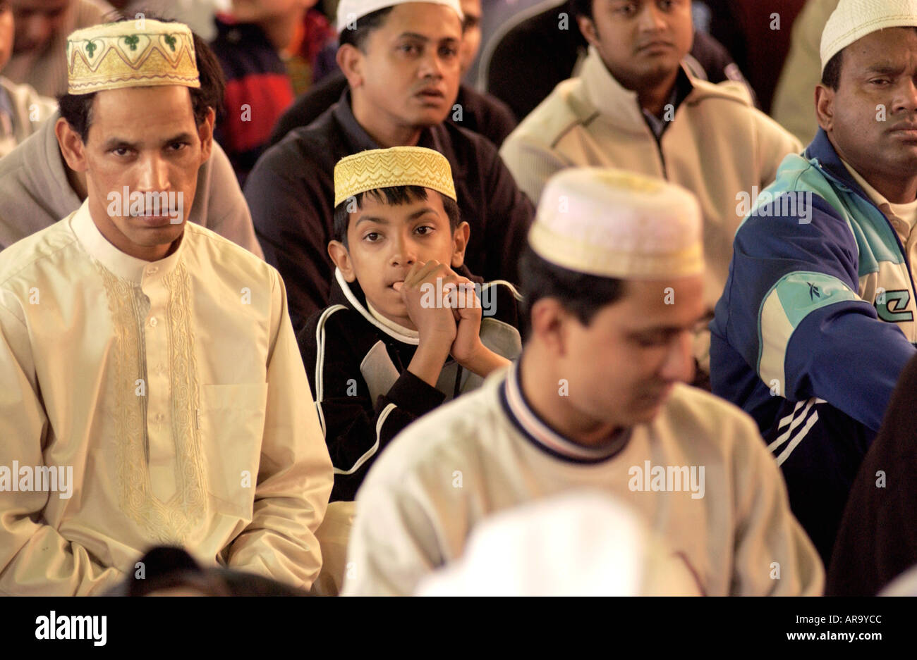 Les hommes musulmans dans la mosquée Jame bangladaise Shah Poran à Newport South Wales UK Banque D'Images