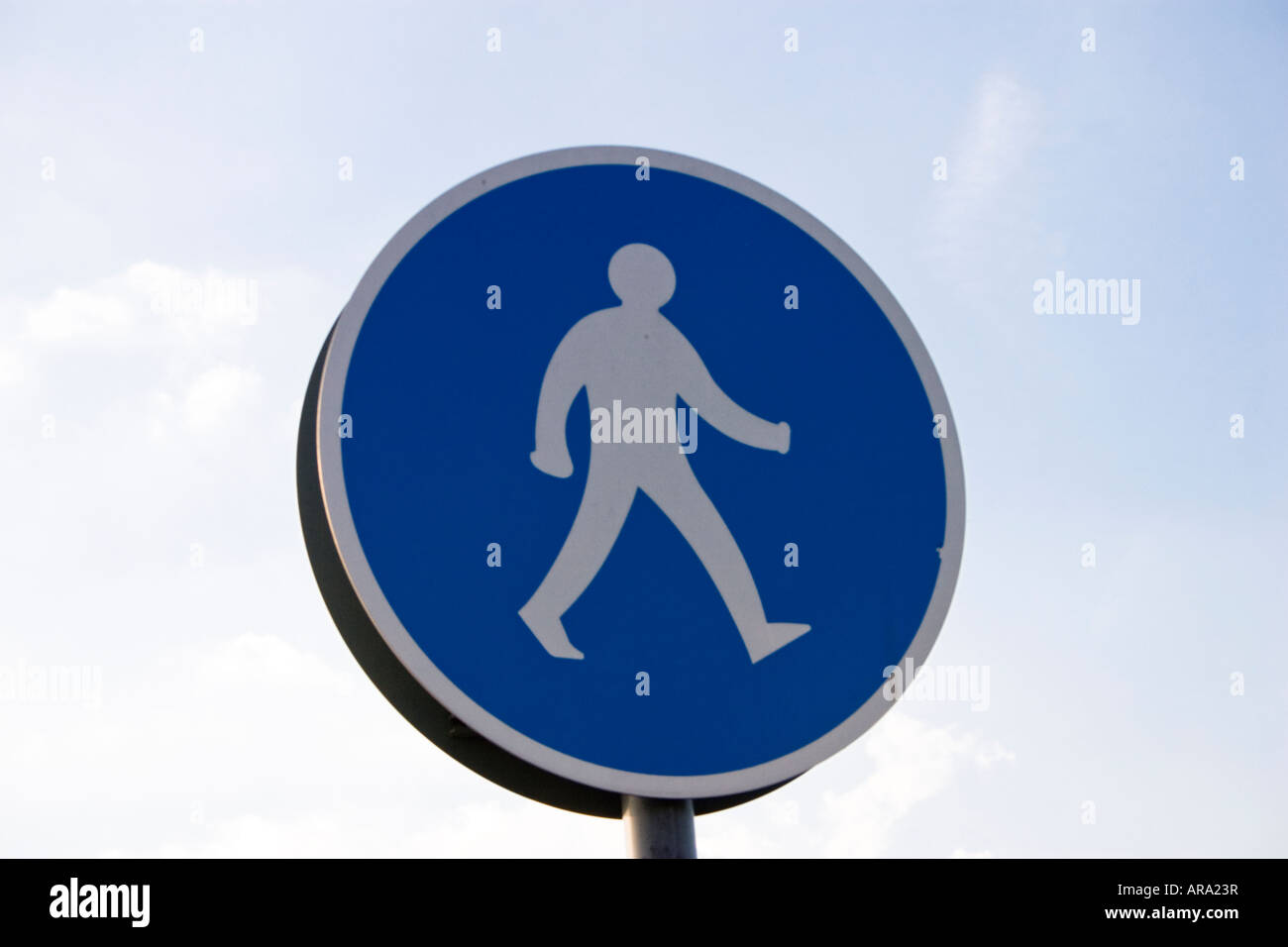 Panneau de signalisation bleu rond Banque de photographies et d’images ...