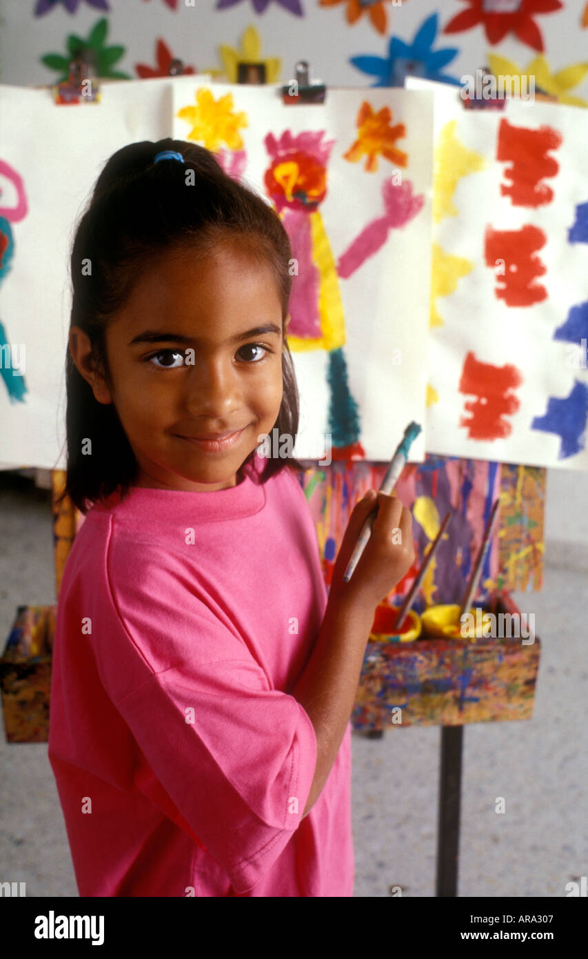 Classe d'art asiatique DE LA PEINTURE DE CHEVALET enfant fille de 4 à 5 ans  la peinture de chevalet dans ecole maternelle classe maternelle Photo Stock  - Alamy