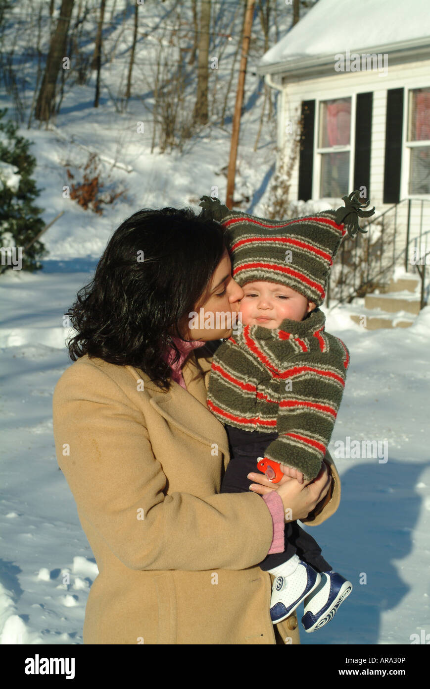 Mère hispanique et six (6) mois, petit-fils posent à l'extérieur dans la neige. Melrose, Massachusetts, États-Unis Banque D'Images