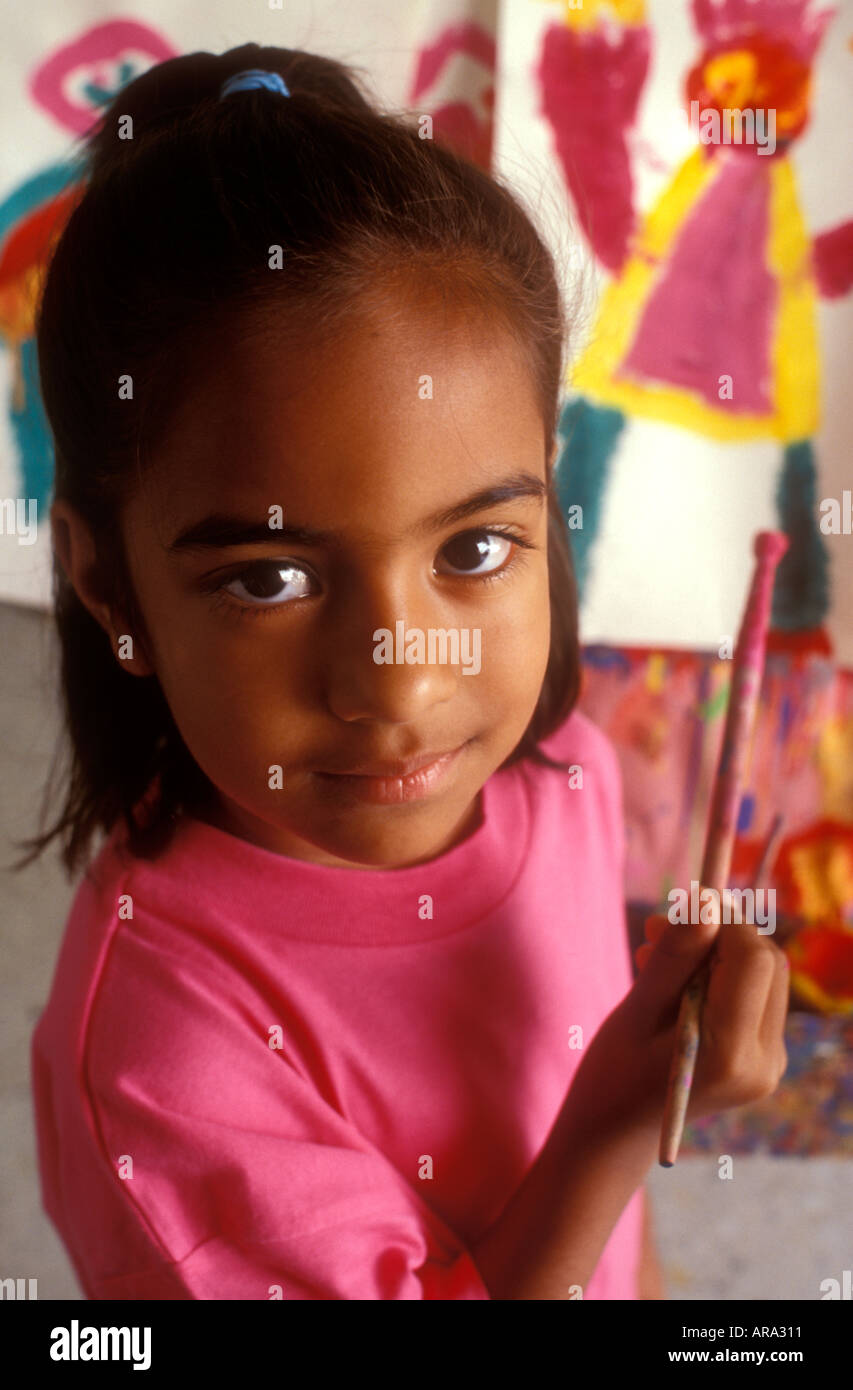 Portrait de la fille asiatique âgés de 45 ans tenant le pinceau à l'école maternelle classe d'arts Banque D'Images