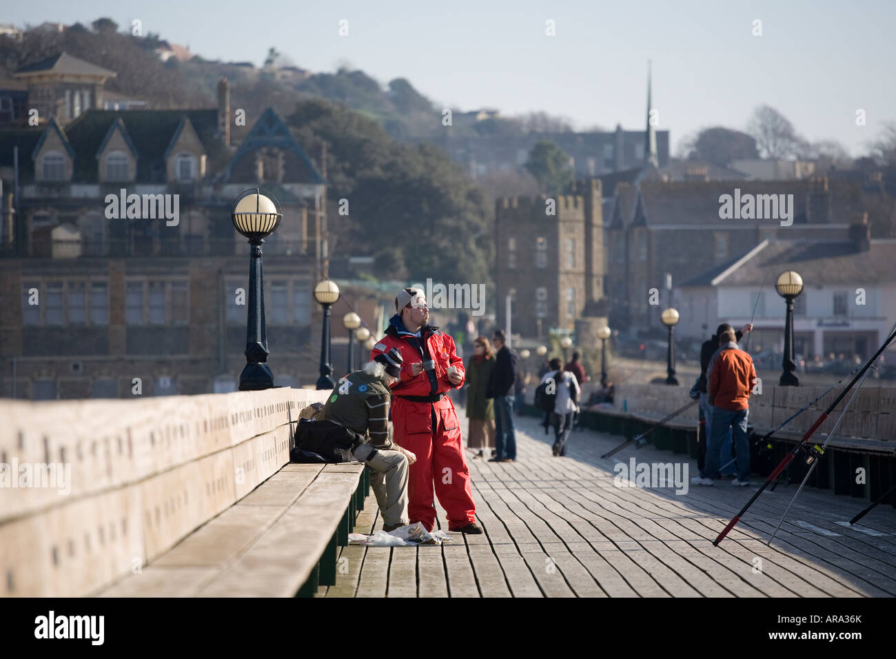 Les hommes de la pêche dans l'estuaire de la Severn à partir de la jetée victorienne historique à Clevedon, Somerset. Banque D'Images